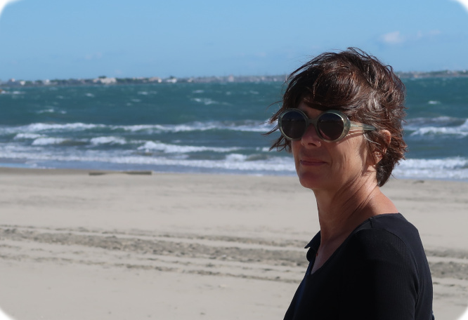 Portrait relaxt am Strand